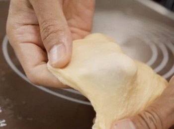 step4: 搓揉直到可以將麵團拉扯有彈性。
