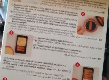 step3: 將手指餅快速醮2/咖啡溶液平鋪在長方形食物盒內做底層