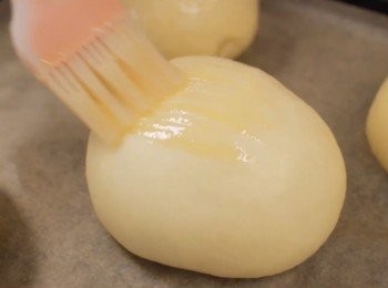 step7: 在表面塗雞蛋溶液 將焗爐預熱並在180°C下焗12〜13分鐘。　