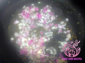 step4: 起油鑊爆白乾蔥。