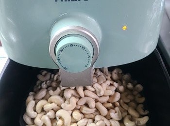 step3: 開氣炸鍋80度約15 分鐘風乾腰果(期間間中要打開來番炒一下)，這方法可以令腰果裡裡外外都脆口。