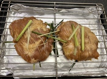 step2: 焗盤和網架一齊放入爐中預熱，爐溫210度，豬頸肉和香茅放在網架中途需翻一次，全程焗23分鐘，實際時間需目測調節。（翻豬頸肉時，香茅過燶可取出。）