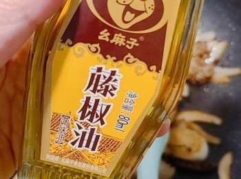 step8: 最後淋上一圈藤椒油拌勻， 熄火上碟。