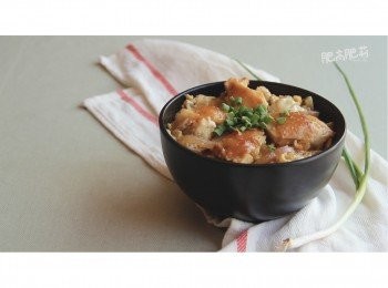 step17: 就可以把雞肉和蛋放在白飯上! 最後曬上一些蔥花就可以吃啦~