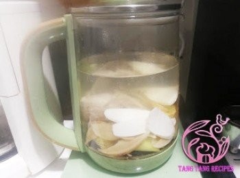 step6: 所有材料(除杞子外)放入養生壺內，加入清水，按煲湯功能鍵。
明火加入1500ml清水，大火煲滾轉小火煲2小時。