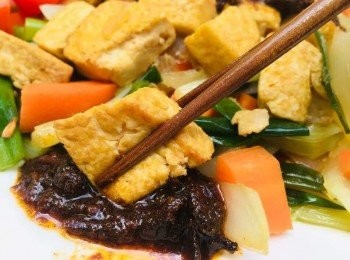 step4: 台塑椒麻干貝醬口感淡淡的，辣味是夠微甜不死鹹，味道濃稠，無添加人工香料，這瓶可說是萬用醬料，無論配飯、麵、蔬菜、肉都超對味的!