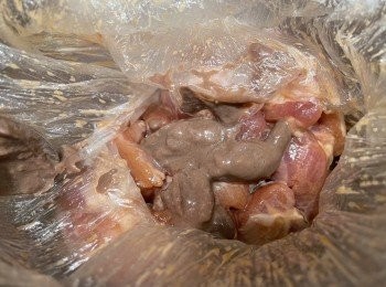 step2: 臨炸時預早10分鐘加入蝦醬撈勻