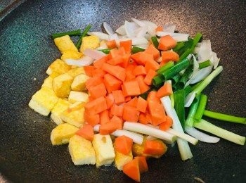 step2: 將洋蔥、紅蘿蔔，分別切成塊，最後放入蔥拌炒一下就可以了