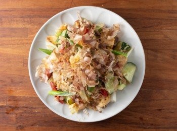 step5: 最後在灑上柴魚片就完成了。