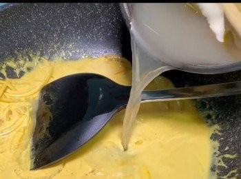 step14: 加入先前煮好的香茅湯，兜勻之後加適量鹽、糖調味。
最後加入生粉水，使咖喱汁變得杰身。