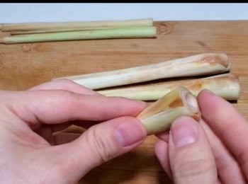 step2: 先將香茅、紅蔥頭、南薑、檸檬葉、洋蔥全部清洗乾淨。
把香茅去除外面比較硬那一層，之後切碎備用。