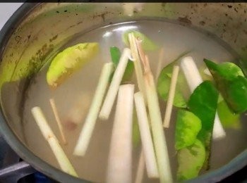 step9: 用100ml水，把香茅、南薑加入水中煮滾，再加入250ml雞湯，煮滾之後熄火焗10分鐘。