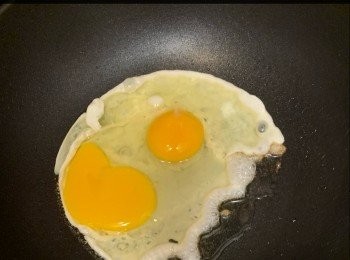 step2: 熱鑊下油，落蛋