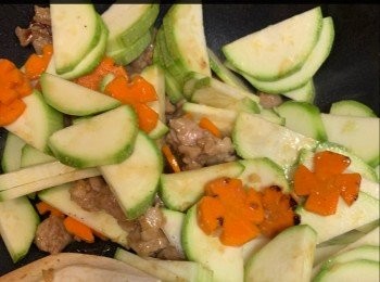 step3: 最後加入翠玉瓜炒熟，
加鹽調味即可