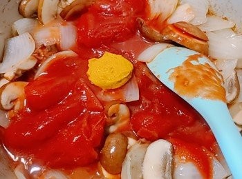 step7: 加入去皮蕃茄和English mustard拌勻，並加入適量的鹽和糖作調味。再把牛肉回鍋，調至小火，慢慢煨10-15分鐘。