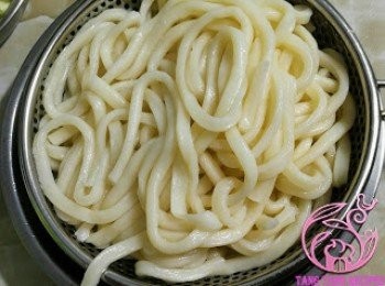 step4: 盛起隔水備用。
*不要過冷河，麵過了冷河表面沒了澱粉質就好難掛汁。