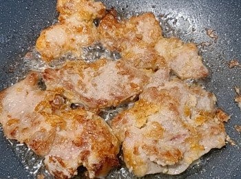 step6: 鑊先下油將豬扒兩邊煎成金黃熟透，盛起備用。