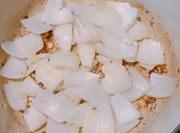 step4: 原鍋開中火下蒜蓉和洋蔥，並將洋蔥炒出香味。