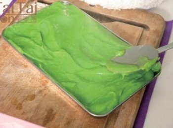 step4: 將濃稠狀的粉漿倒入喜愛的模型中，冷卻約3小時至呈凝固狀。