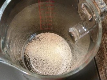 step1: 把快速酵母倒入水中攪勻，靜置5分鐘。