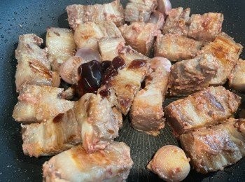 step5: 加入蠔油、老抽和冰糖碎同炒