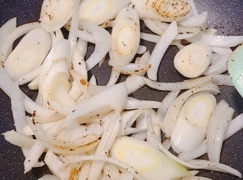 step4: 原鑊下洋蔥和京蔥開大火炒香。