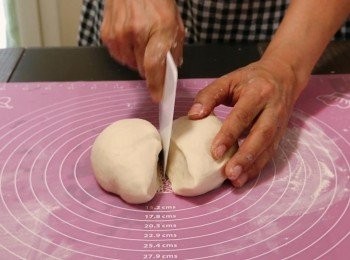 step3: 灑上小許麵粉，把麵團移到桌面上，揉搓至麵團光滑不黏手，然後把麵團平均分成一半。