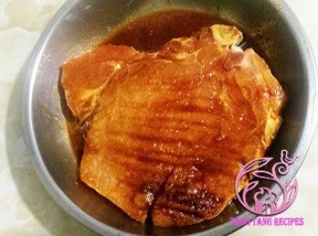 step1: 豬扒切斷根，略拍，加入<span class="group_2">醃料</span>醃15分鐘。