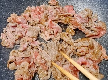 step3: 先下少許油將羊肉片快炒至少許變色，取出備用。