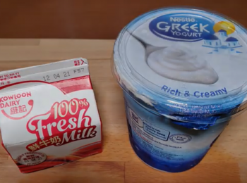 step1: 預備鮮奶一盒，純乳酪1湯匙就夠，如果想吃甜味乳酪，可加適量糖
