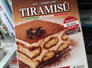 step1: 先將提拉米蘇粉與杏仁奶用電動打蛋器打5分鐘拌勻，滴入朱古力咖啡酒提味備用