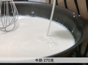 step3: 把冰糖加入水中，煮至冰糖溶化，然後加入椰漿、鮮奶和鹽用小火煮至微沸，關火加入已浸軟的魚膠片，拌勻至溶化並稍稍待涼。