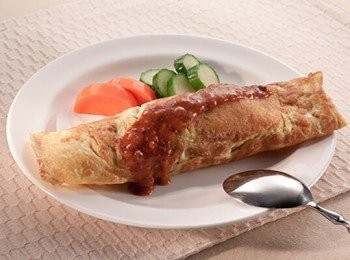 step3: 煎好蛋皮，將備用炒飯包入蛋皮內，盛盤後再淋上台塑義大利醬即可享用