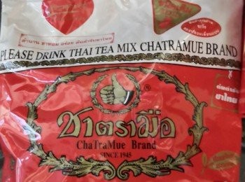 step1: 先將紅茶葉倒入細密的布隔篩內,並預備量杯托底備用