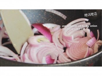 step10: 用剩餘的雞油爆香洋蔥