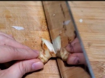 step4: 南薑切細粒