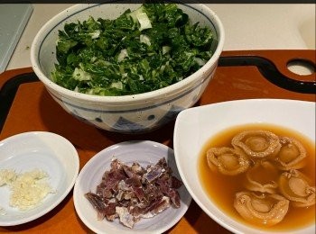 step2:  小白菜洗淨，切絲；米洗淨，備用。