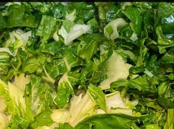 step3: 燒紅煲，中火，下油，炒香蒜蓉，放入白菜及火腿炒好，下海鹽及黃糖調味，熄火，盛起。