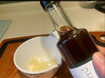 step3: 1. 煲滾水，加入少許海鹽及橄欖油，下意粉根據包裝紙上指示煮約5分鐘後，盛起；盛起；將意粉放在水龍頭下沖水2分鐘，再用食用冰水浸約10分鐘，盛起，待用。