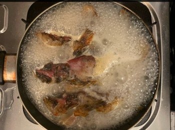 step4: 加2碗清水入鍋至大滾後，可將魚放入魚袋(免飲用時有魚骨)，
連湯加入湯煲。