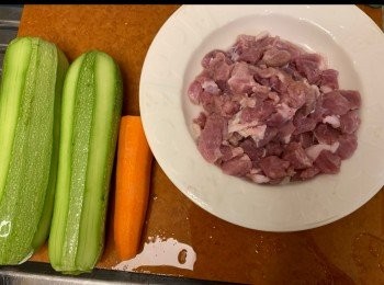 step1: 豬肉切粒，豉油、糖生、粉醃制
翠玉瓜切片備用
少許蒜蓉