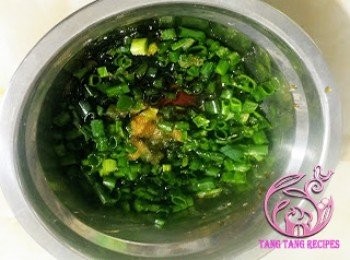 step5: 蔥花加入調料拌勻。