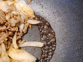 step7: 將1湯匙生抽放在鑊旁，等一下讓它焦香，再混和材料兜炒，頓時令菜式變得有鑊氣，大大提昇了香氣和味道。