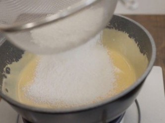 step3: 慢慢篩入麵粉。然後攪拌均勻。