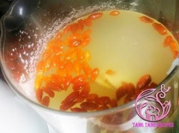 step7: 湯煲好加入杞子，翻滾一下。