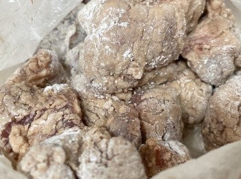 step3: 10分鐘後加入粟粉搖勻，確保每舊腩排都俾粟粉包住，如果唔夠粉可添加粟粉