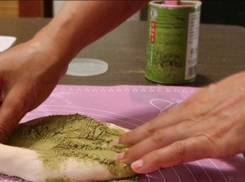 step4: 把抹茶粉加入其中一個麵團中，然後把兩個麵團各自揉搓5分鐘，使抹茶粉完全混入麵團。