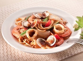 step3: 再倒入備用海鮮快火炒拌一下即可享用。盛盤後，若再撒適量的起司粉另有一番風味！