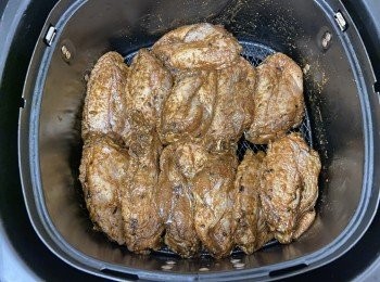 step4: 將<a href="https://bit.ly/3zHU5V3" target="_blank" data-keyword="雞翼" class="guide-link"><strong>雞翼</strong></a> <span style="display:inline-block;vertical-align:middle;margin-top:-3px;color:initial;border-radius:3px;padding:2px 3px;font-size:12px;line-height:14px;background:#87d300;color:#fff;">即買</span> 排放在炸鍋內（我用不黏底炸籃網底）