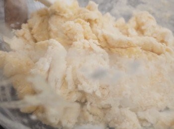 step2: 然後加入雞蛋溶液 攪拌均勻,搓揉3〜5分鐘。